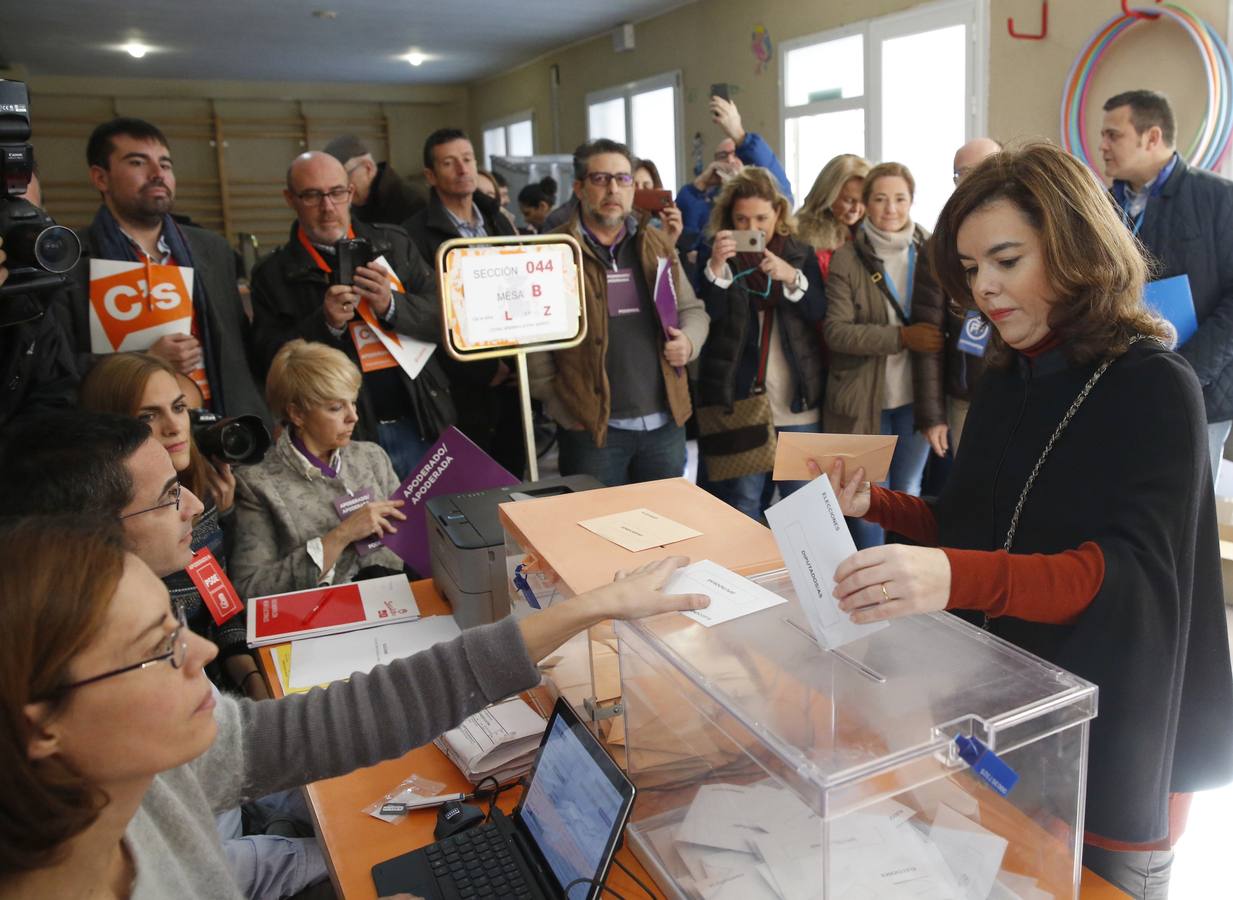 Sáenz de Santamaría, en el colegio Sagrada Familia de Madrid. La vicepresidenta del Gobierno, Soraya Sáenz de Santamaría, tras votar para las elecciones generales en el colegio Sagrada Familia de Madrid. EFE