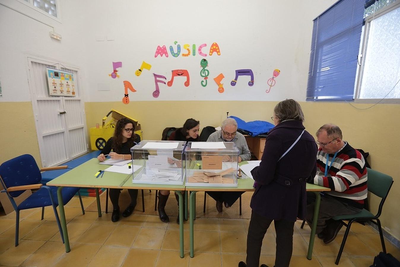 Mesa electoral en el colegio Reyes Católicos de Cádiz