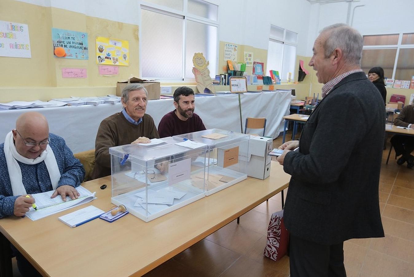 Mesa electoral en el colegio Reyes Católicos de Cádiz