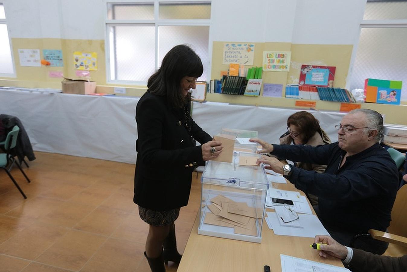 Primeros votantes en el colegio Reyes Católicos de Cádiz