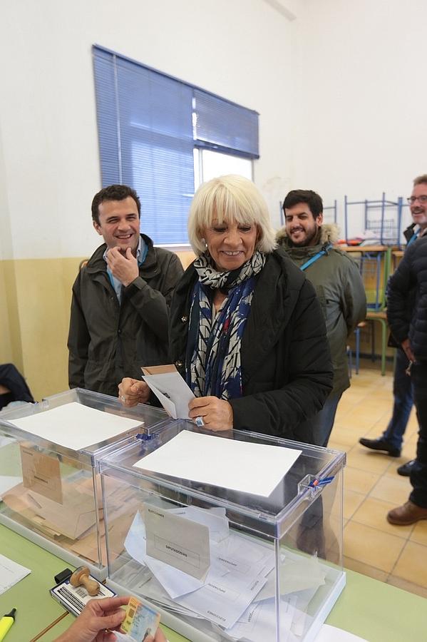 Teófila Martínez, en el momento de ejercer su voto en Cádiz