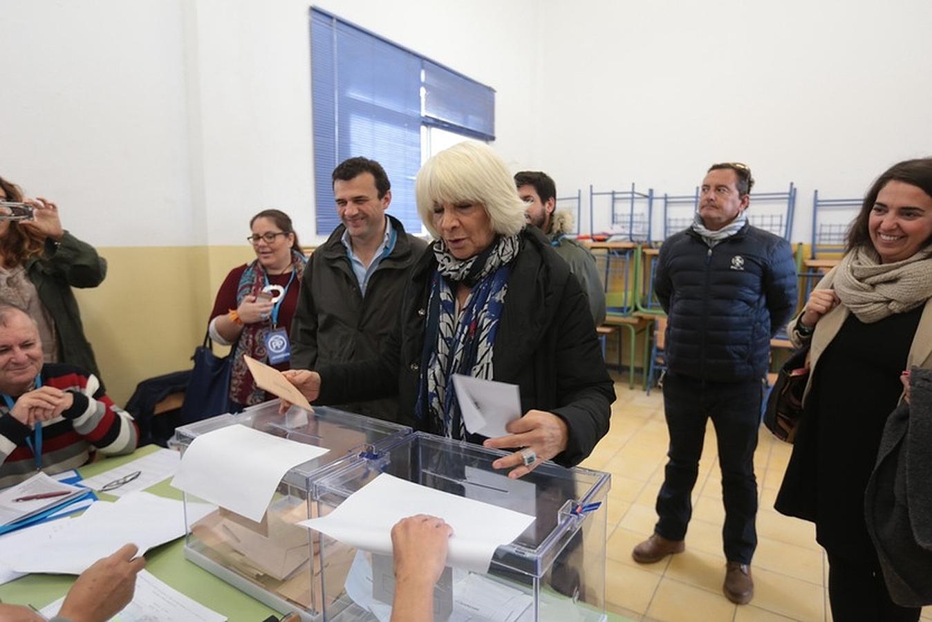 Teófila Martínez, en el momento de ejercer su voto en Cádiz