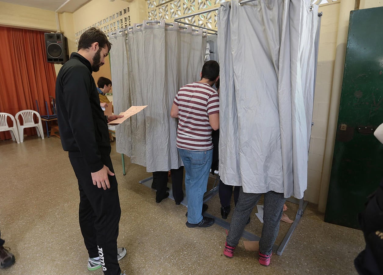 Primeros votantes en Cádiz