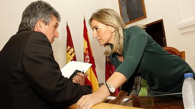 José Pablo Sabrido, portavoz municipal y concejal de Hacienda, conversa con la alcaldesa Milagros Tolón