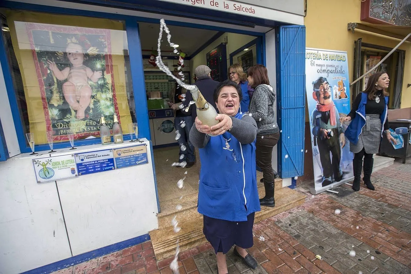 La vendedora de la administracción de loteria número uno de Las Torres de Cotillas «Virgen de la Salceda», Rosario Fernández, celebra con cava, que han vendido 15o décimos del cuarto premio de la lotería de Navidad, el 52215.