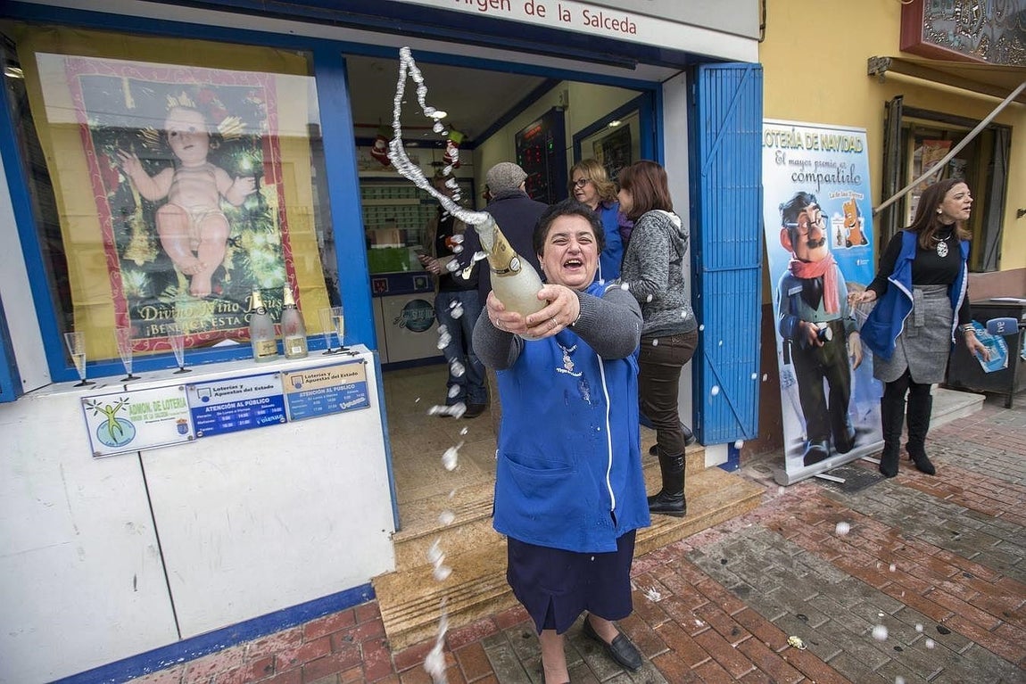 La vendedora de la administracción de loteria número uno de Las Torres de Cotillas «Virgen de la Salceda», Rosario Fernández, celebra con cava, que han vendido 15o décimos del cuarto premio de la lotería de Navidad, el 52215.. 