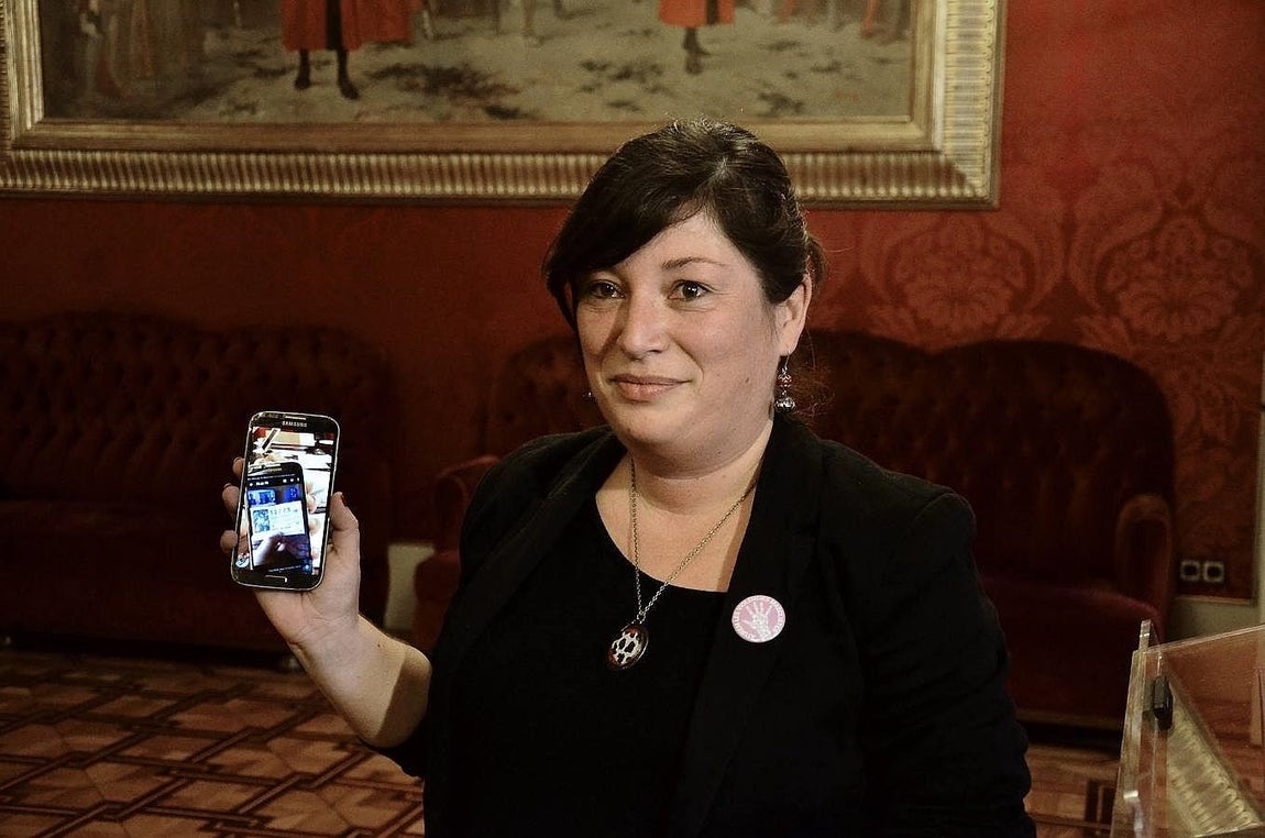 La diputada del PSOE balear Silvia Limones (d) se ha enterado hoy, al inicio del pleno del Parlament del debate de presupuestos, que le han tocado 120.000 euros del segundo premio de la Lotería de Navidad. La familia de la diputada ibicenca ha comprado un décimo del número 12.775, dotado con 1.250.000 euros a la serie, en una peña de fútbol del Sevilla FC de la localidad ibicenca de Sant Antoni de Portmany. 