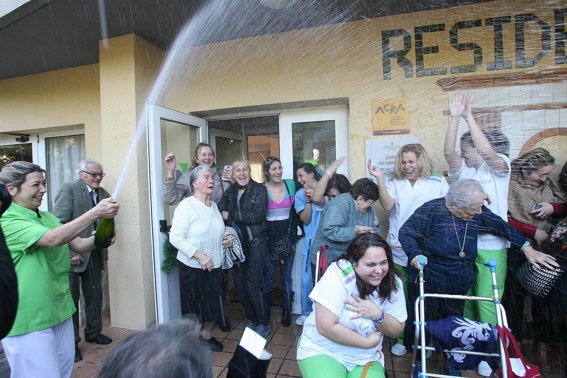 Las trabajadoras de la residencia de ancianos «Mirador Barà» de Roda de Barà (Tarragona), y algunos de sus usuarios celebran el haber sido agraciados con el segundo premio de la Lotería de Navidad, celebran el segundo premio de la Loteria de Navidad. 