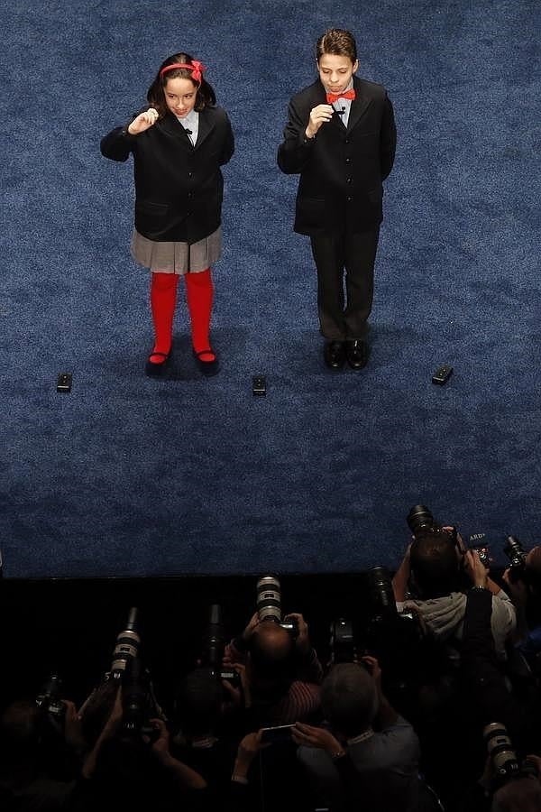 Los niños cantores de San Ildefonso muestran las bolas con el segundo premio del sorteo extraordinario de la lotería de Navidad que se celebra hoy y que ha correspondido al número 12.775, dotado con 1.250.000 euros a la serie. 