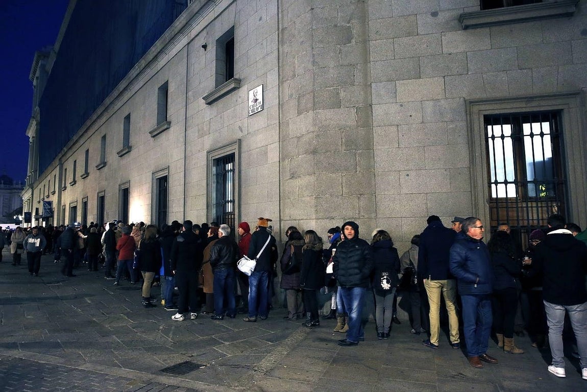Una larga cola en la puerta de acceso para el público al Teatro Real de Madrid, para asistir al Sorteo Extraordinario de Navidad y vivir de cerca el instante en que los niños de San Ildefonso canten el Gordo. 