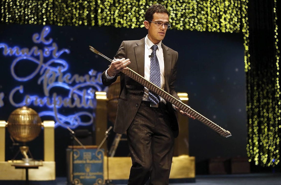 Últimos preparativos en el Teatro Real para el Sortero de la Lotería de Navidad, el más importante, popular y longevo de los que tienen lugar en España, que reparte 2.240 millones de euros en premios, de los que 640 millones corresponderán al Gordo (400.000 euros por décimo). 