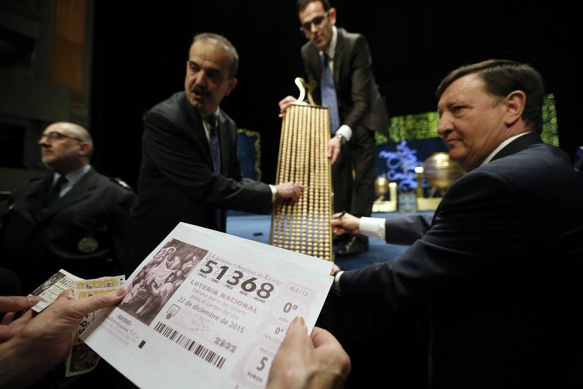 Últimas comprobaciones en el Teatro Real para el Sortero de la Lotería de Navidad, el más importante, popular y longevo de los que tienen lugar en nuestro país. 