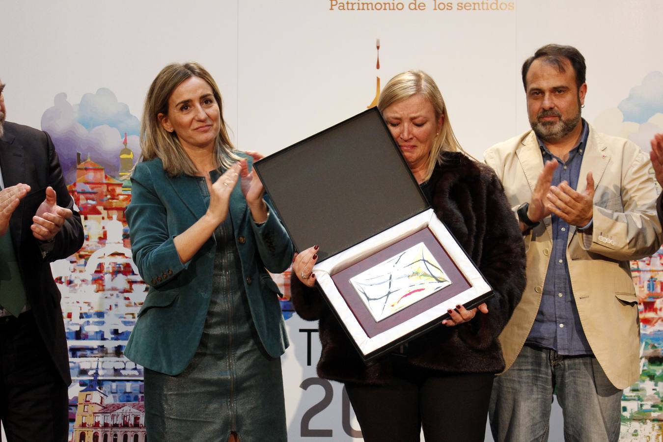 La hermana de Jesús Romero Martín-Caro recibe emocionada la placa de manos de la alcaldesa. 