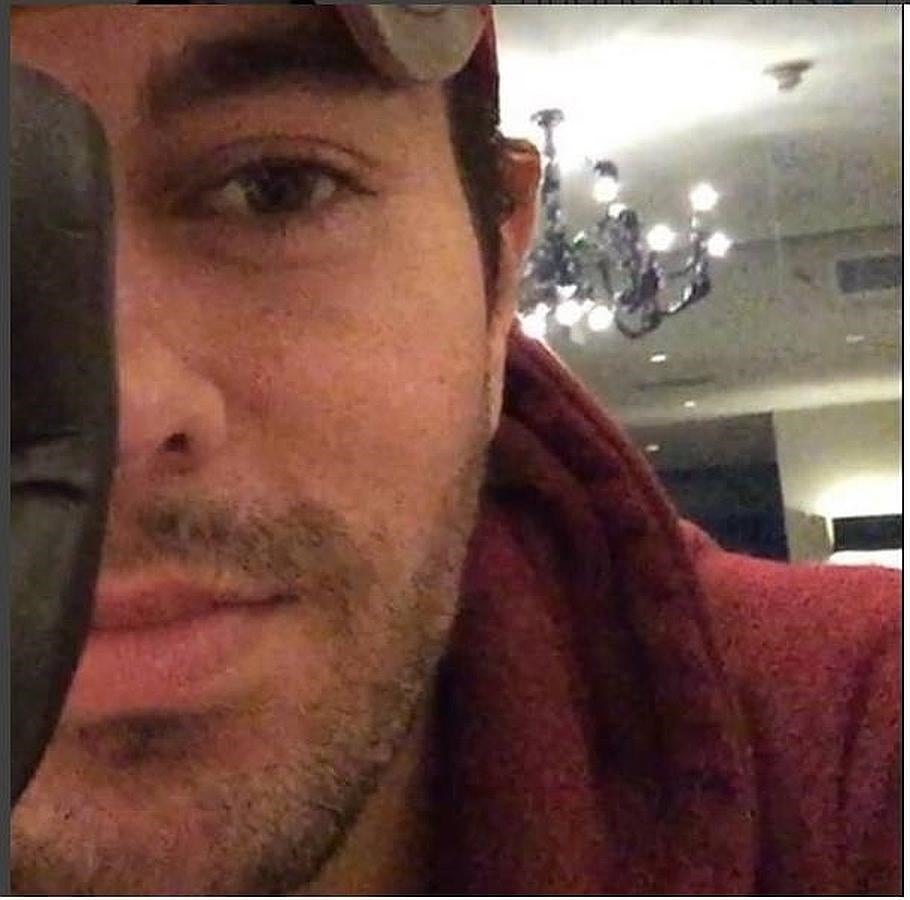 Enrique Iglesias. El hijo cantante de Julio Iglesias e Isabel Preysler ha deseado «felices fiestas a todo el mundo» con esta imagen