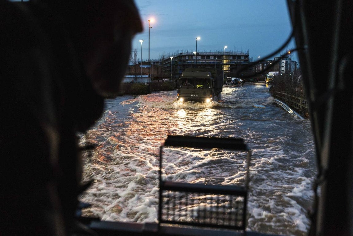 Fotografía facilitada por el Ministerio británico de defensa que muestra vehículos militares por las calles inundadas de York. 