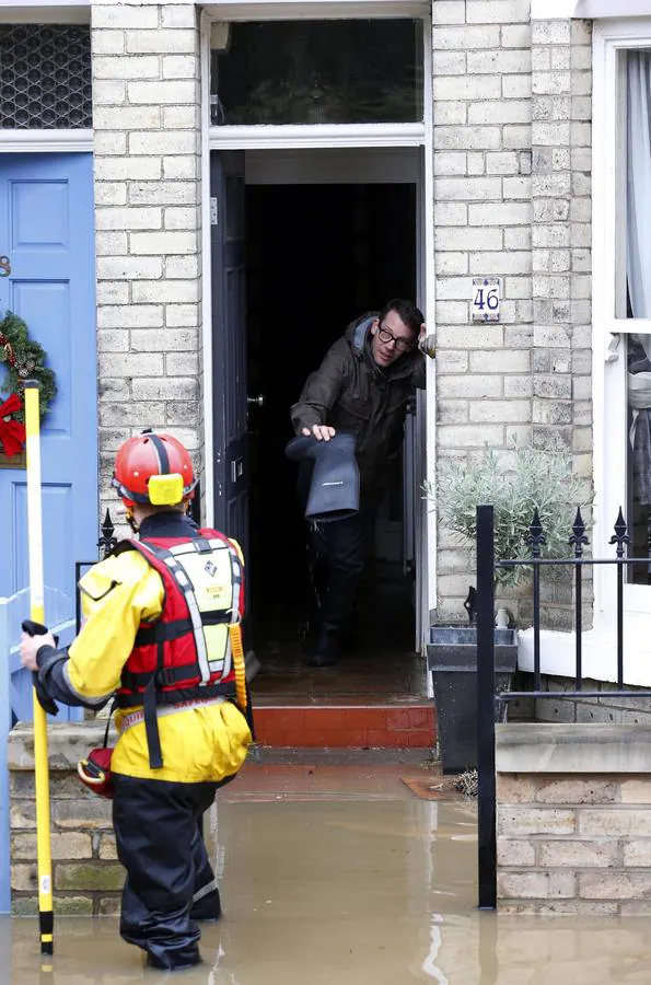 Los servicios de emergencia y el Ejército evacuaron este domingo cientos de propiedades en York