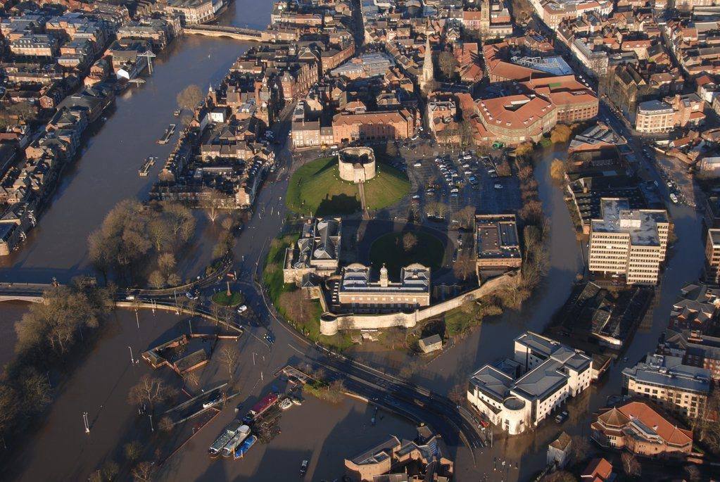otografía facilitada por el Servicio Aéreo de la Policía Nacional que muestra una vista aérea de una zona inundada en el centro de York. 