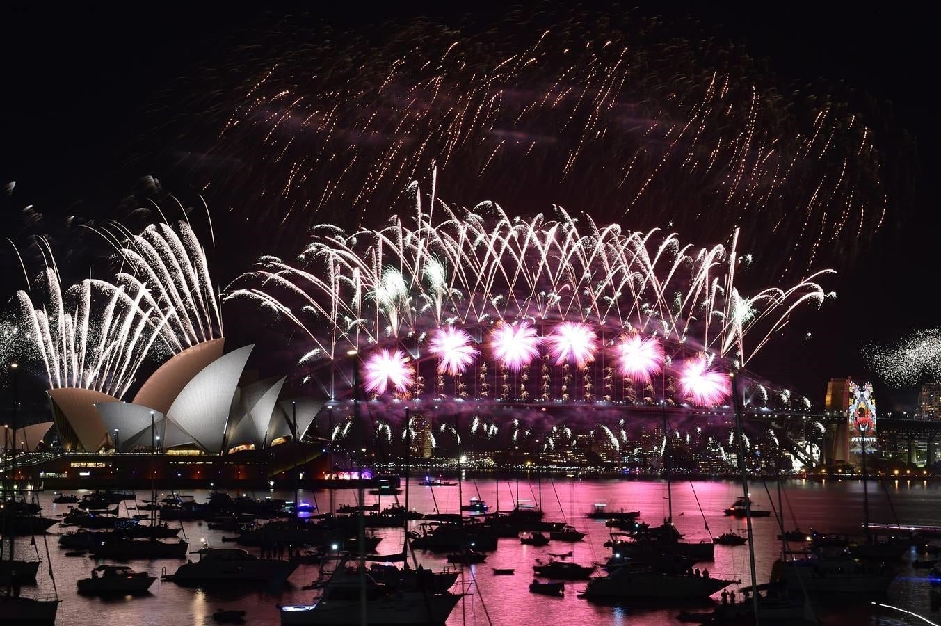 Fuegos artificiales en la celebración del Año Nuevo en la Ópera de Sídney, en Australia. 