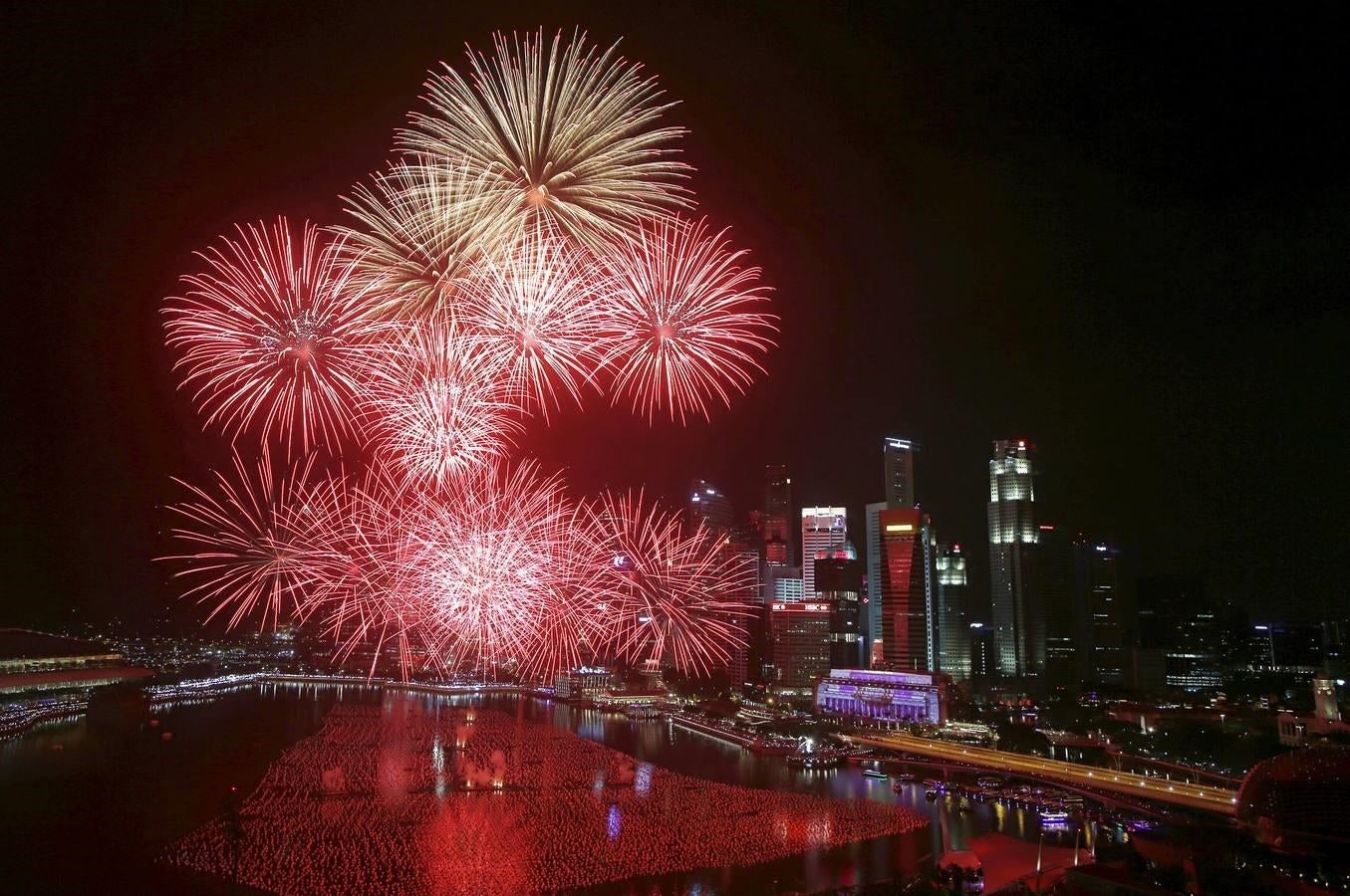 Fuegos artificiales en la celebración del Año Nuevo en Singapur. 