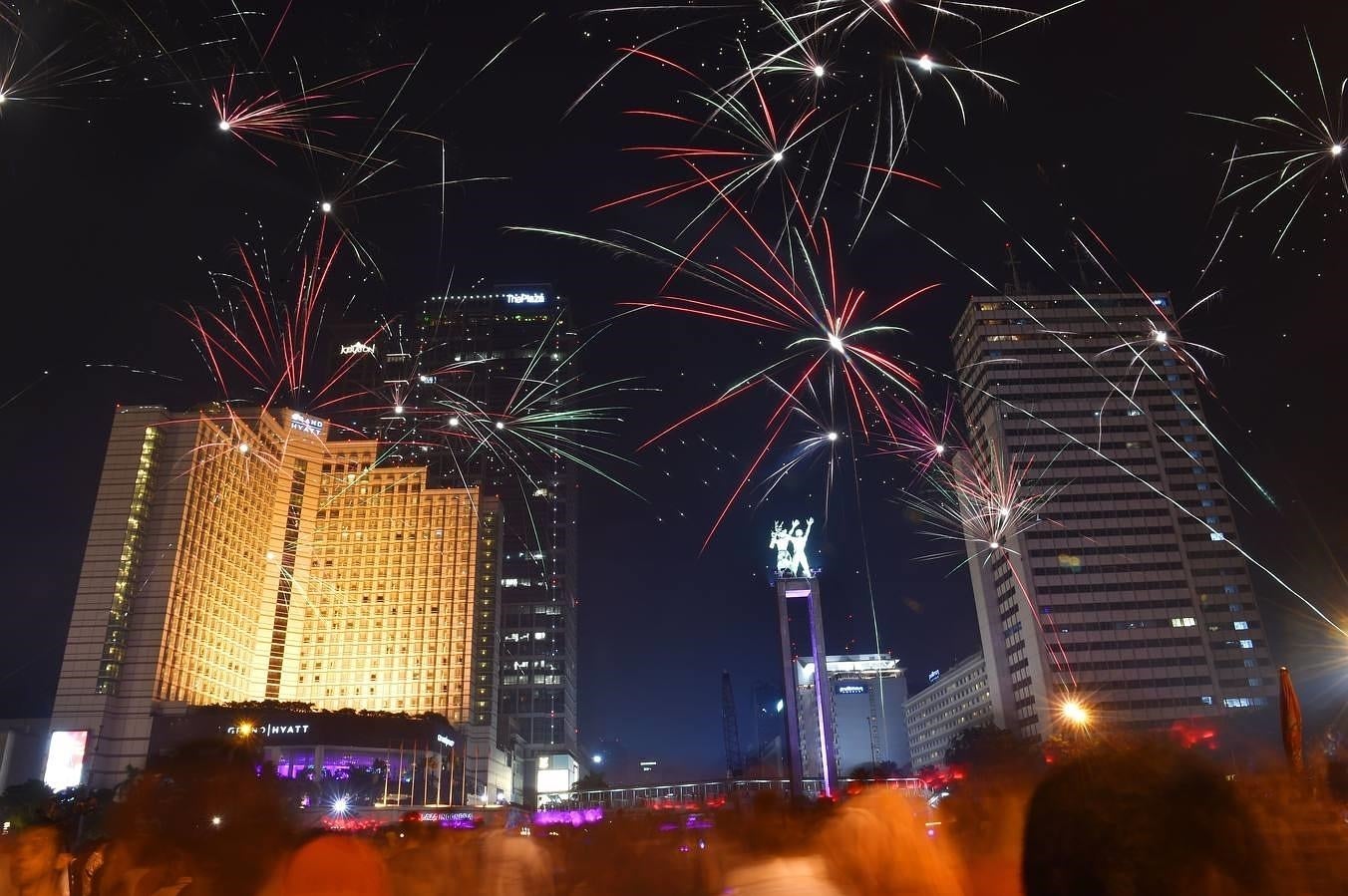 Fuegos artificiales para celebrar el Año Nuevo en Yakarta, en Indonesia. 