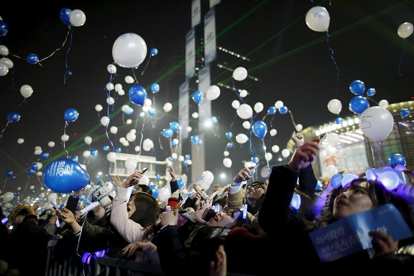 Un grupo de surcoreanos celebra soltando globos el Año Nuevo en Seúl. 