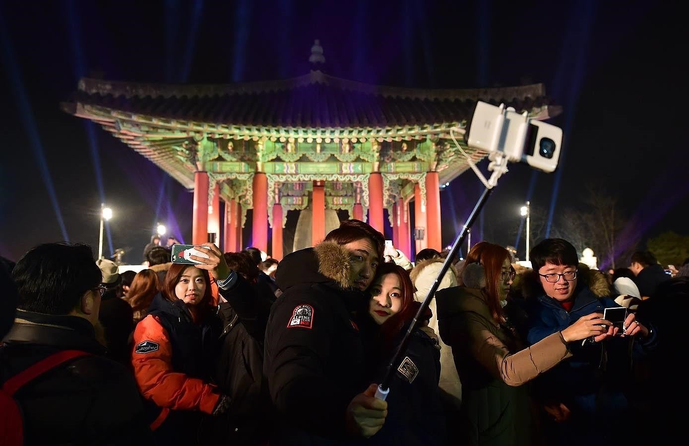 Un grupo de surcoreanos celebra el Año Nuevo en el parque de Imjingak, en Paju. 