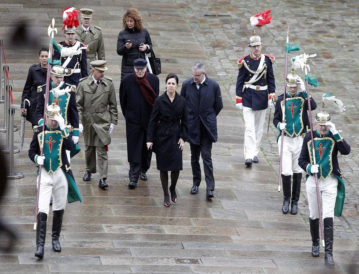 Rojo cruza la plaza del Obradoiro acompañada del presidente del Consejo de Estado y del delegado del Gobierno en Galicia
