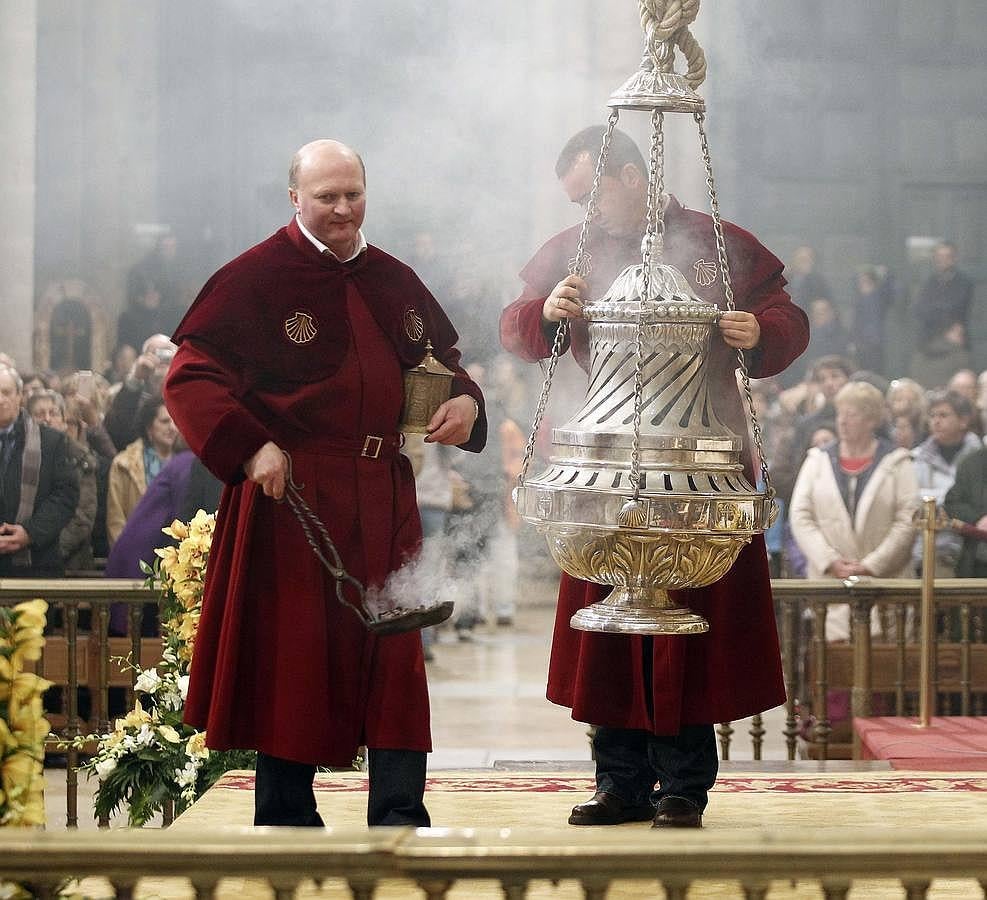 Dos tiraboleiros preparan el botafumeiro en el rito que acompaña a la procesión inicial de la ceremonia. 