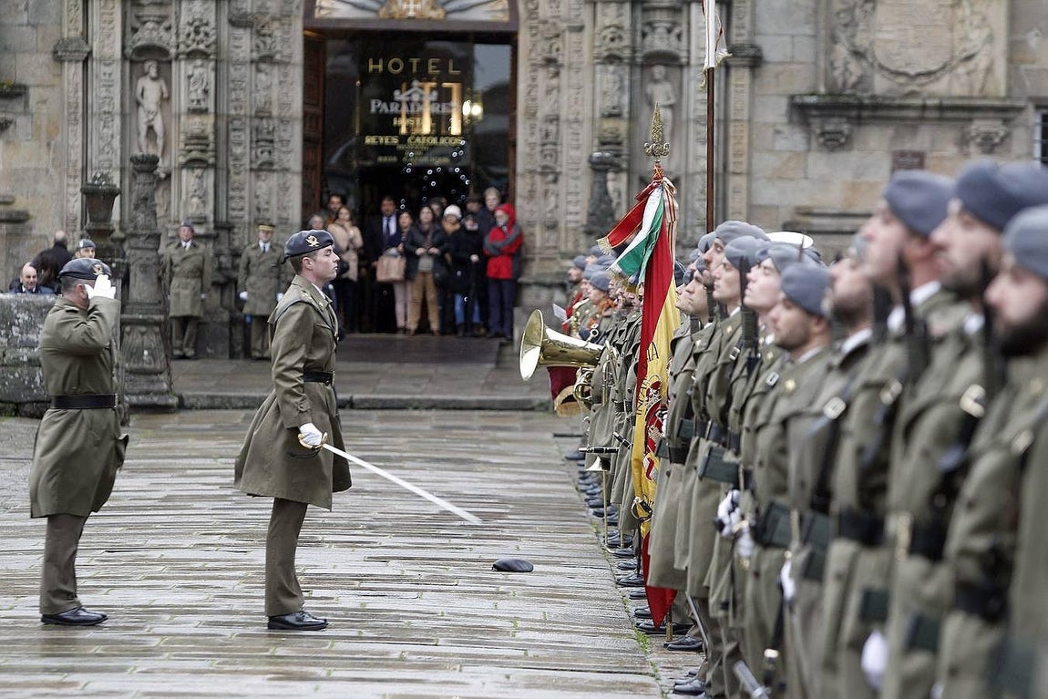 El viento y la lluvia condicionaron el desarrollo de la parada militar en la plaza del Obradoiro. 