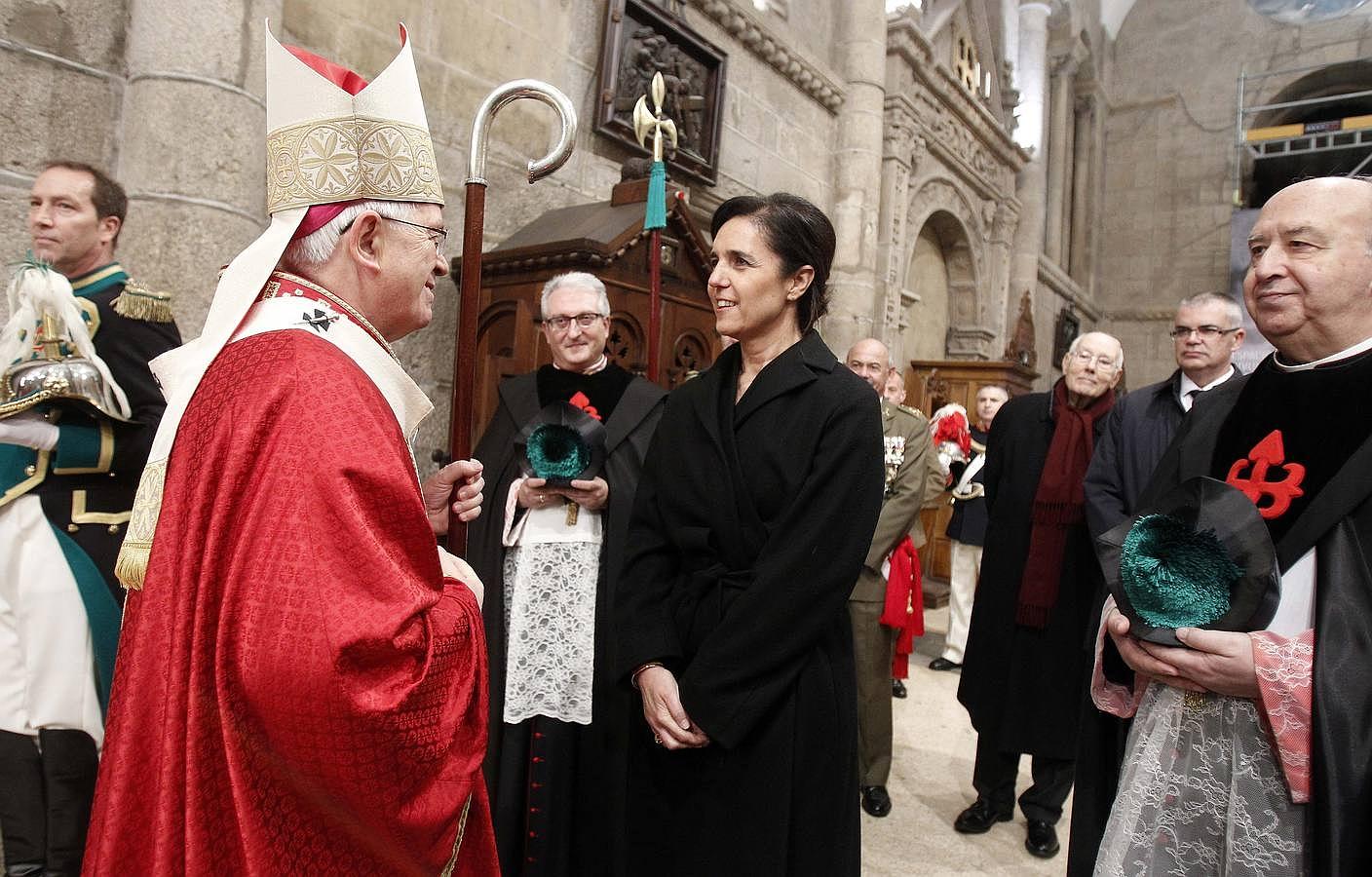 El arzobispo Barrio y la delegada regia conversan antes de comenzar la celebración