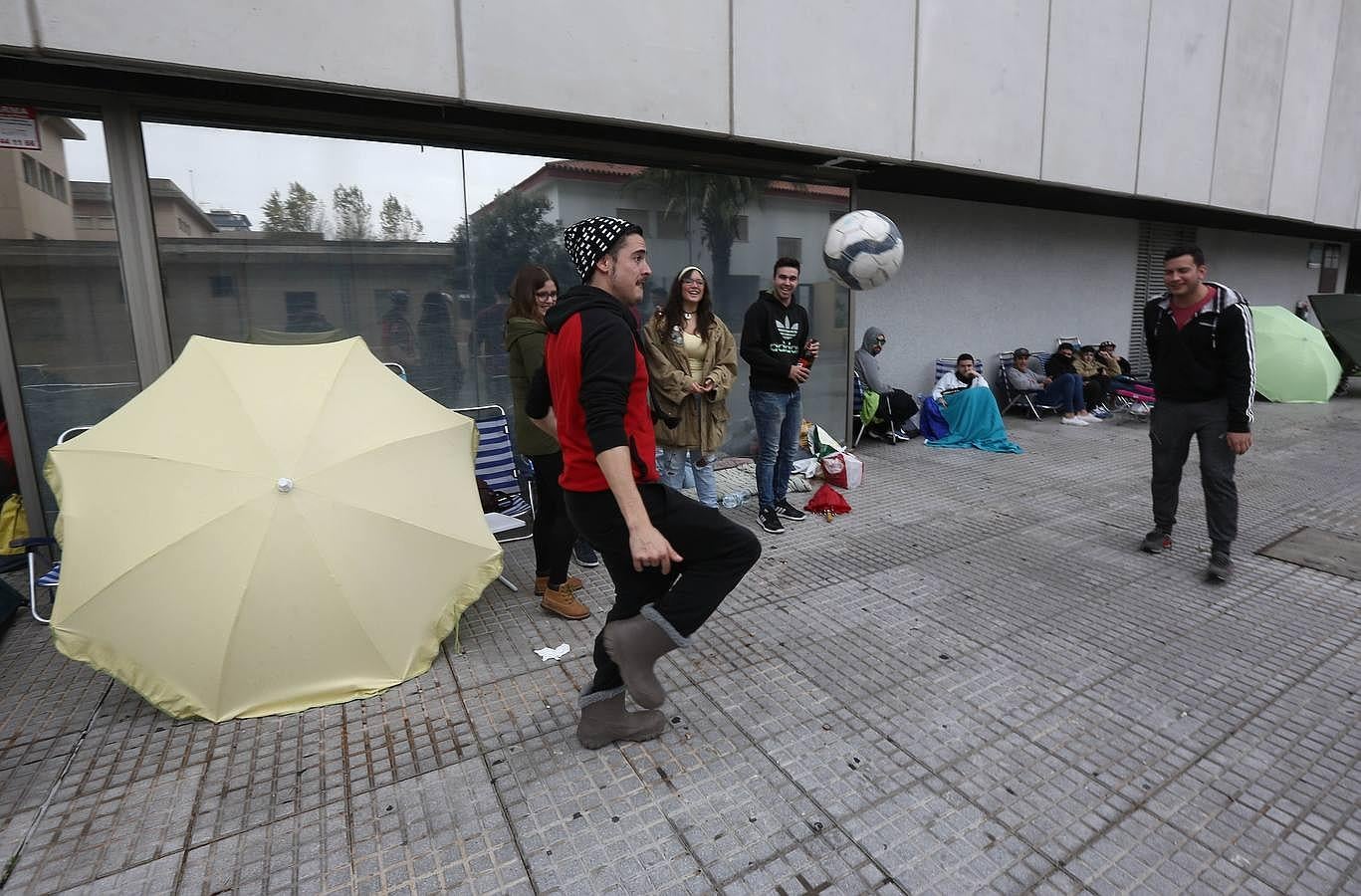 Los primeros en la cola para las entradas del Falla 2016