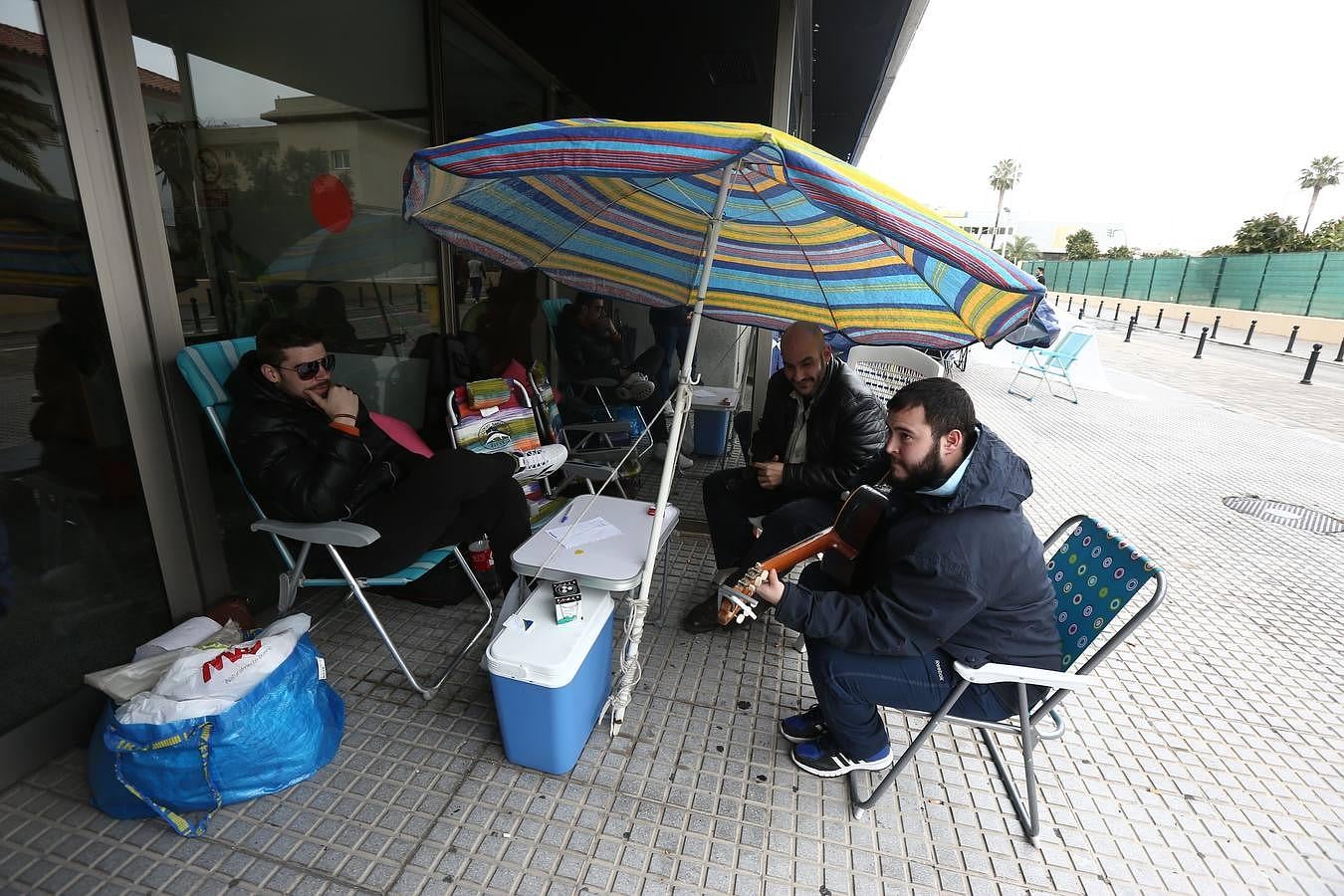 Los primeros en la cola para las entradas del Falla 2016