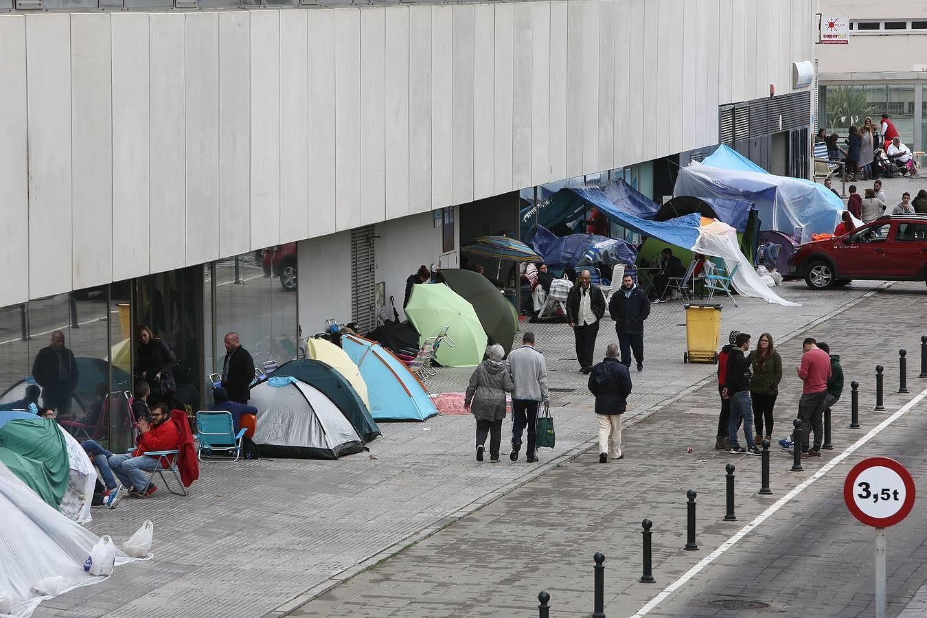 Los primeros en la cola para las entradas del Falla 2016