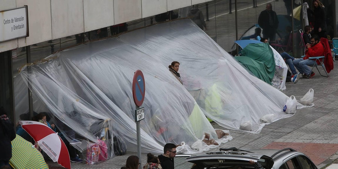 Los primeros en la cola para las entradas del Falla 2016