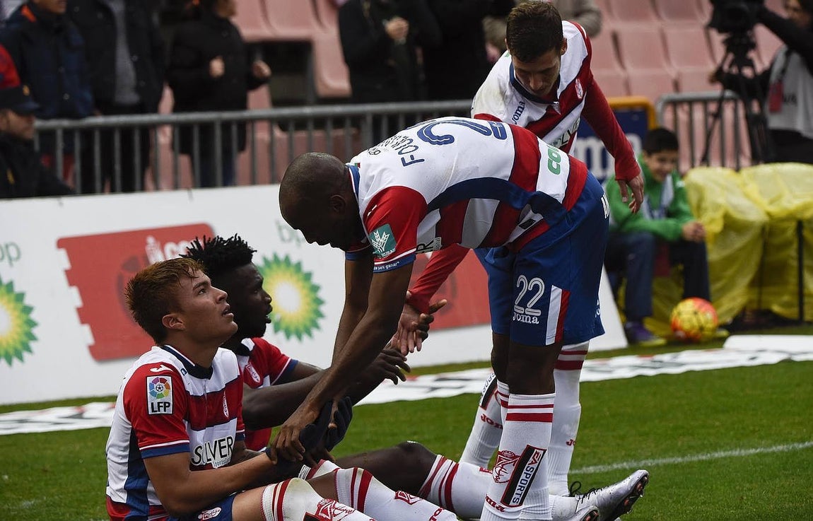Al Sevilla (2-1) se le atraganta el Granada y sigue sin saber lo que es ganar fuera de casa