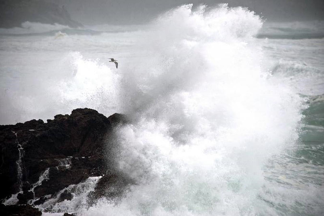 El viento en Ferrol con fuerza 5 a 7 deja mar gruesa o fuerte marejada, visibilidad regular y mar de fondo del noroeste, con olas de 4 a 7 metros