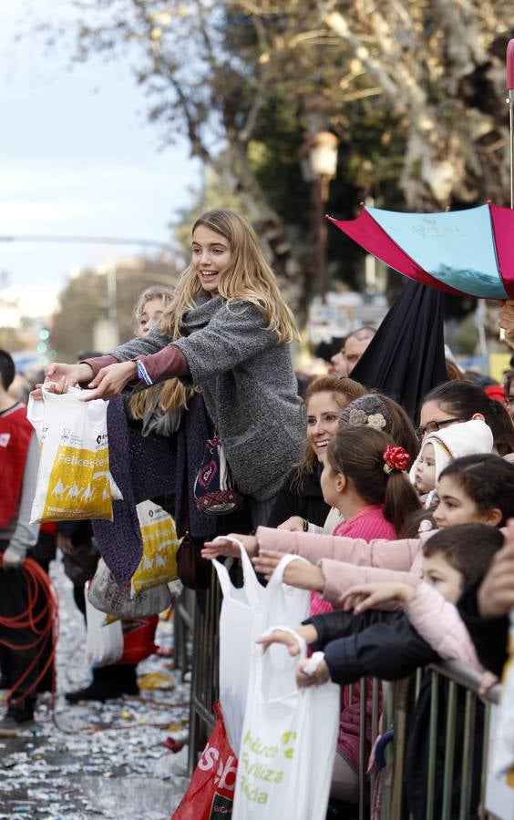 05. Niños recogen los caramelos lanzados por Sus Majestades en Sevilla