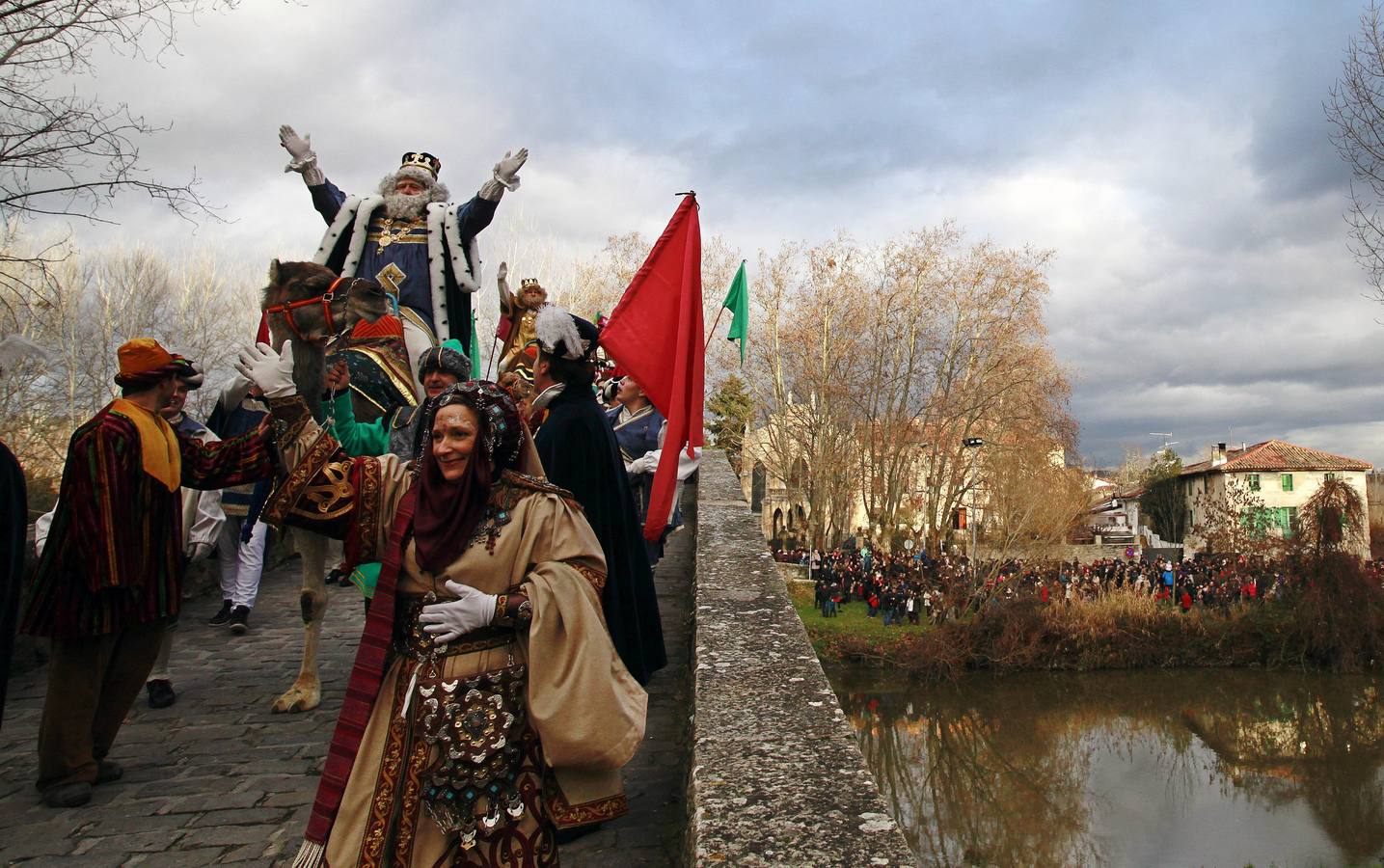 07. Cabalgata de los Reyes Magos de Pamplona, al paso por el puente románico de La Magdalena, donde cruzan el río para emprender un largo paseo por el centro de la ciudad