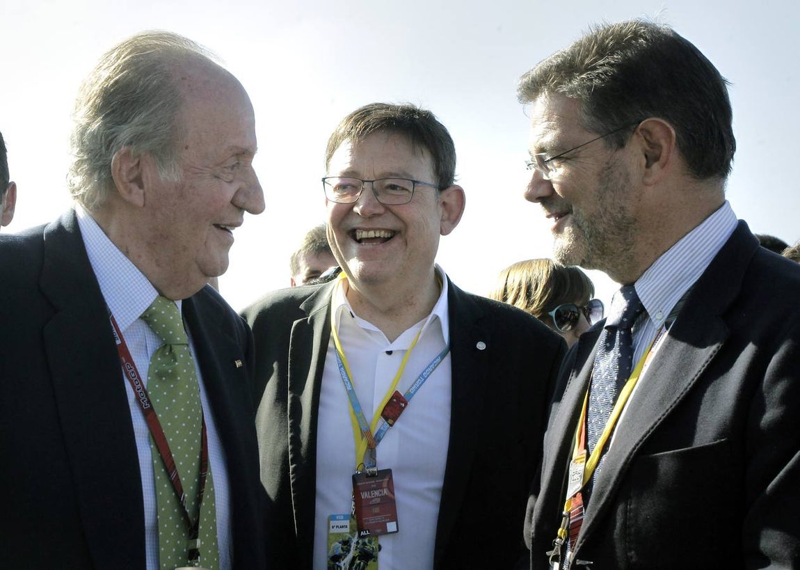 El Rey Juan Carlos junto al president Ximo Puig (c) y el Ministro de Justicia, Rafael Catalá que acudieron al circuito de Cheste (el 8 de noviembre) donde presenciaron la última prueba del mundial de motociclismo en la que Jorge Lorenzo se proclamó campeñon del mundo. 