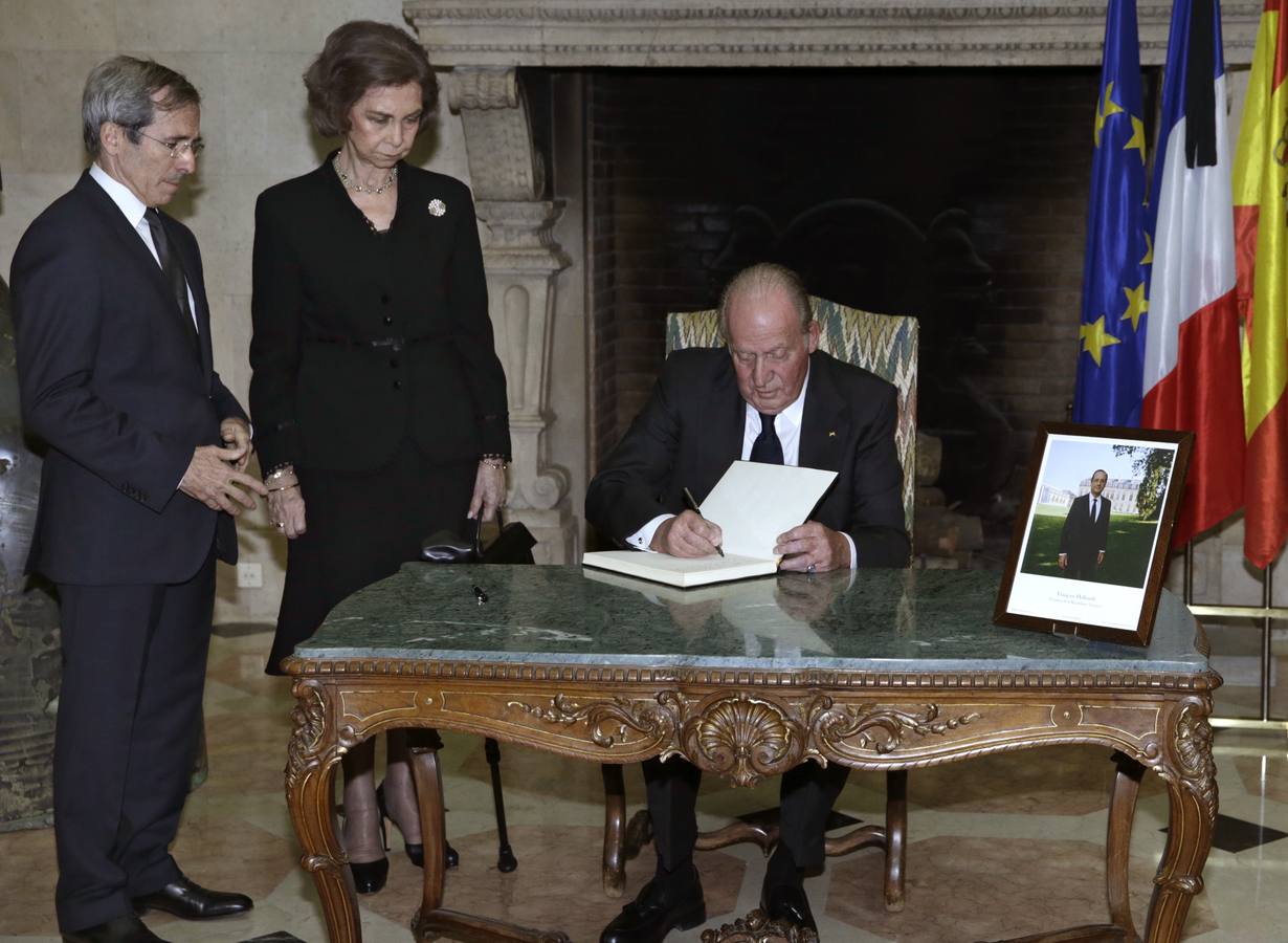 El 14 de noviembre, el Rey Juan Carlos firma, en presencia de la Reina Sofía y del embajador de Francia en España Yves Saint-Geours, en el libro de condolencias instalado tras los atentados terroristas en París. 