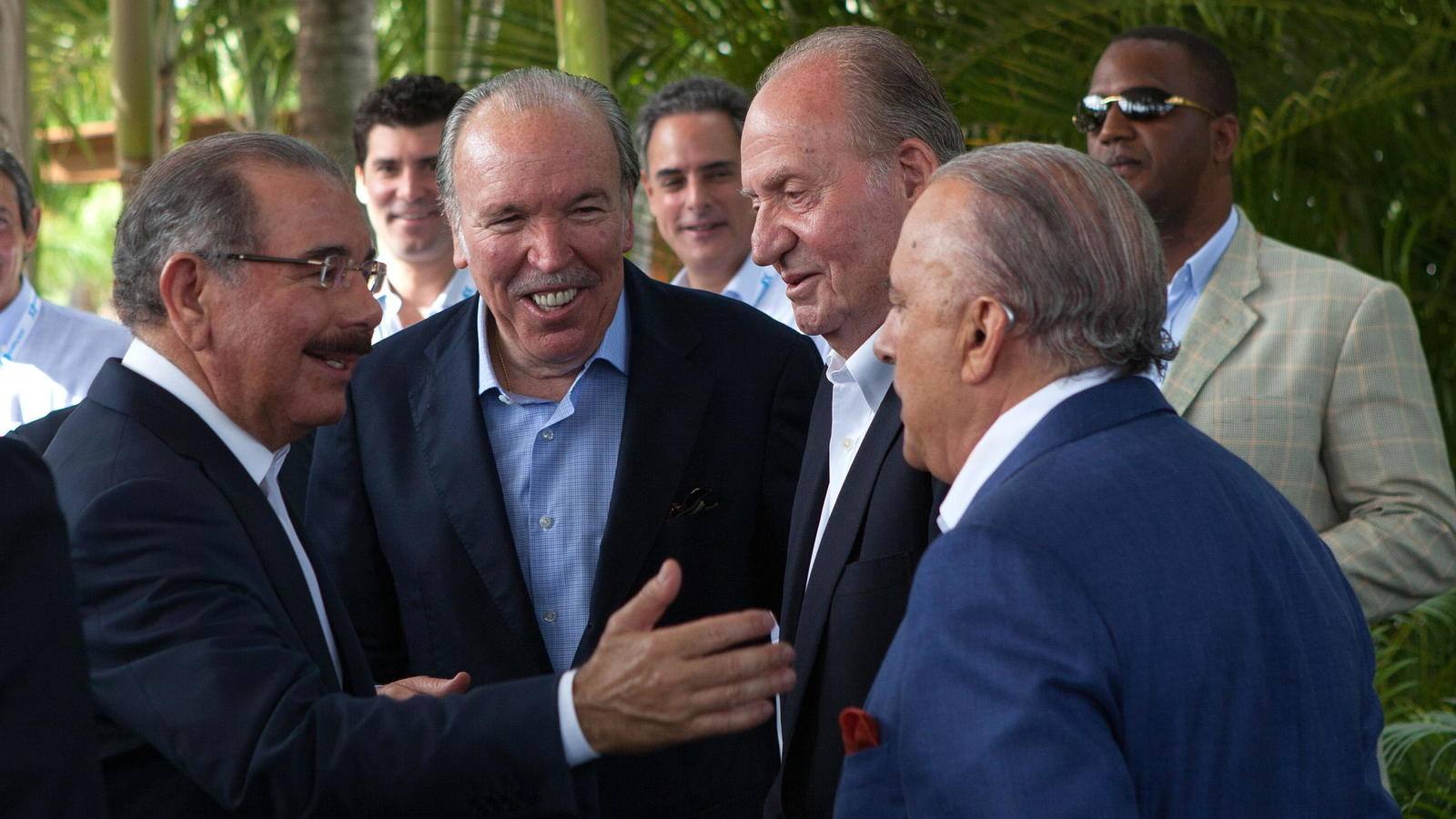 Los hermanos Pepe y Alfy Fanjul reciben a Don Juan Carlos en la urbanización de lujo «Casa de Campo», una de las más exclusivas de la República Dominicana, en la provincia de La Romana, a 112 kilómetros de la capita. Mayo de 2015. 