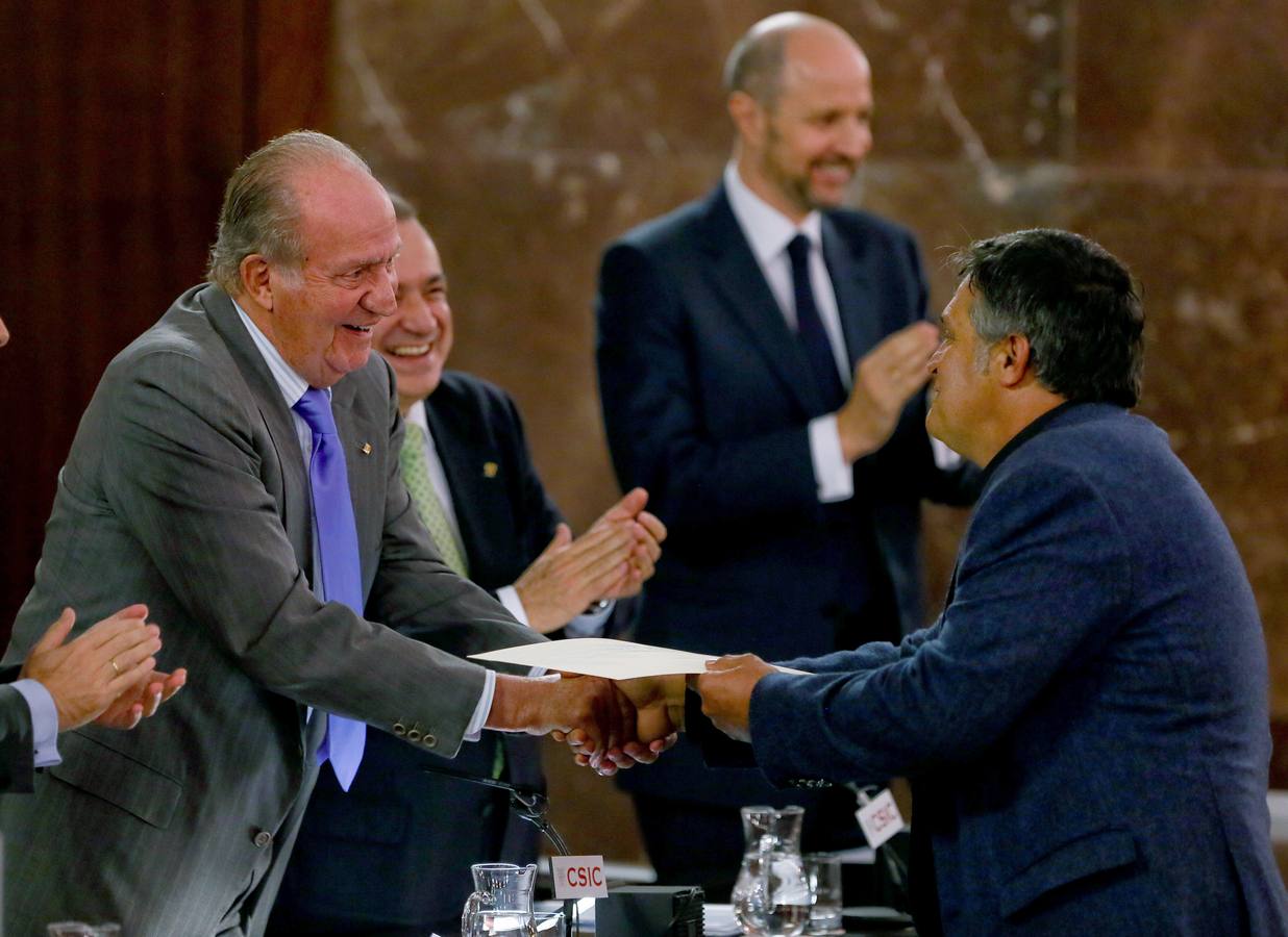 l Rey Juan Carlos saluda al presidente de GREFA, Ernesto Álvarez (d), durante el acto de entrega del X Premio Fondena (Fondo de Protección de la Naturaleza) que cada dos años concede esta fundación para reconocer una labor creadora o de investigación que suponga una contribución importante para la conservación de la fauna o flora de España y que ha recaído en el Grupo de Rehabilitacion de la Fauna Autoctona y su Habitat (GREFA). 17 de noviembre de 2015. 