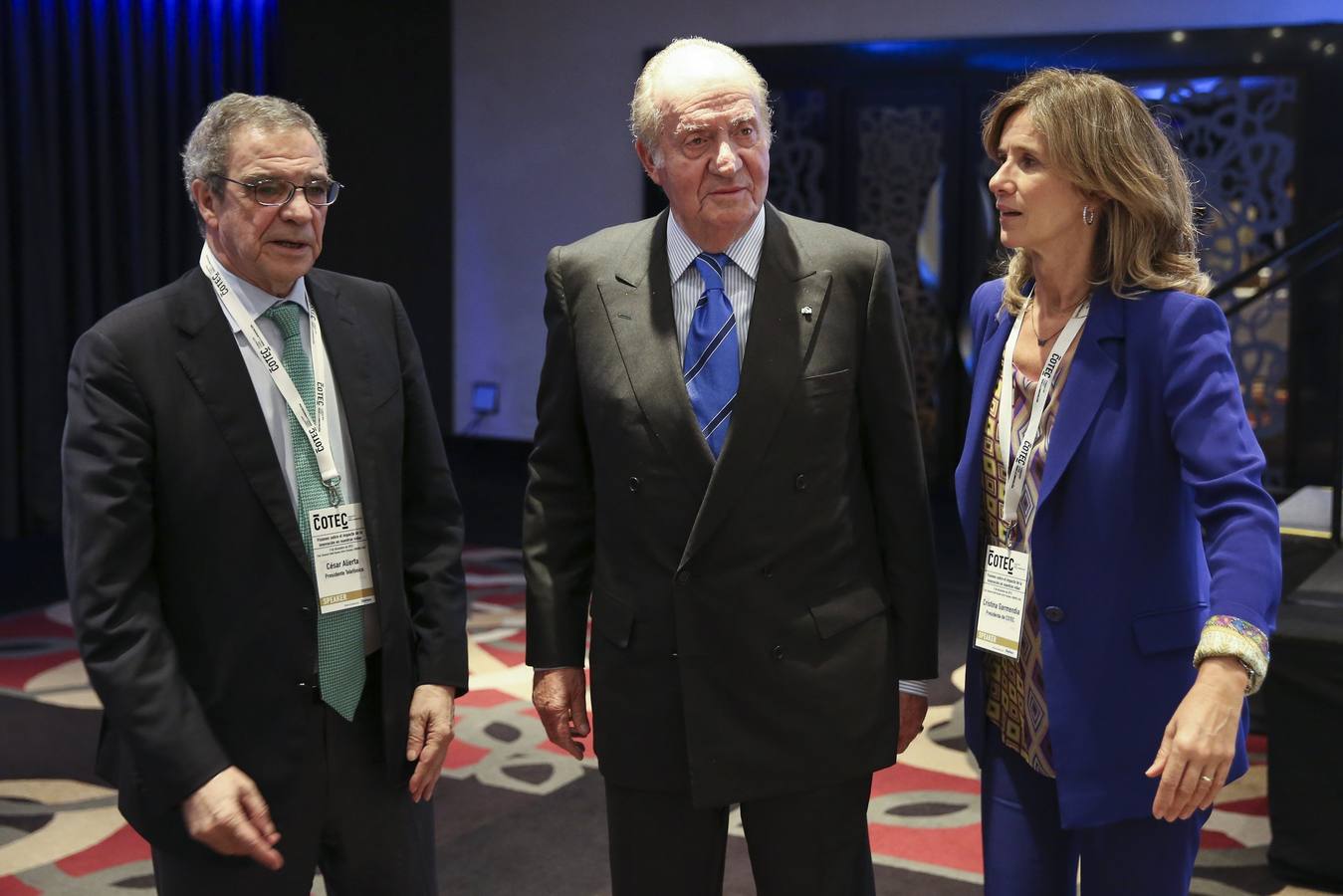 Don Juan Carlos, el presidente de Telefónica, César Alierta, y Cristina Garmendia, presidenta de COTEC, en Buenos Aires en la primera jornada en América Latina de la fundación española COTEC, un foro de debate sobre el valor de la educación y la tecnología en el futuro de la región. 9 de diciembre de 2015. 