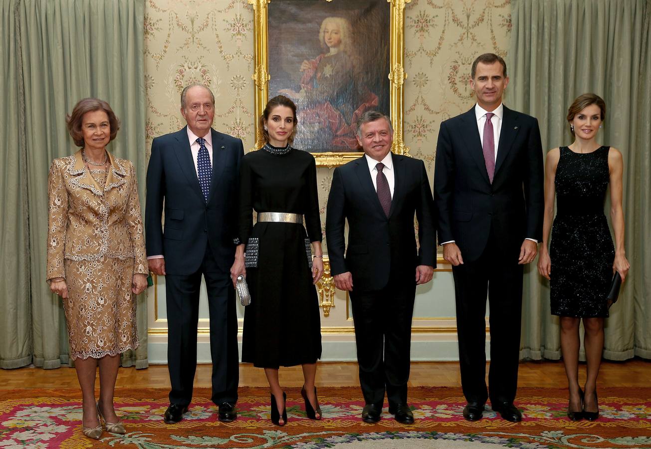 Felipe VI y la reina Letizia acompañados por el Rey Don Juan Carlos y la Reina Doña Sofía, posan junto al rey Abdalá II de Jordania y la reina Rania, momentos antes de la cena privada que los Reyes ofrecieron el 19 de noviembre en el Palacio de El Pardo al monarca jordano y su esposa, en la primera jornada de su visita de trabajo a España. 