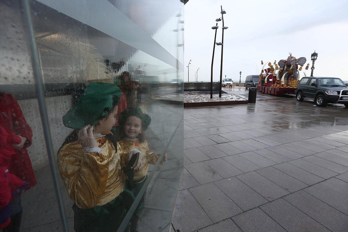 Fotos: Cabalgata en Cádiz 2016. La lluvia retrasa el desfile