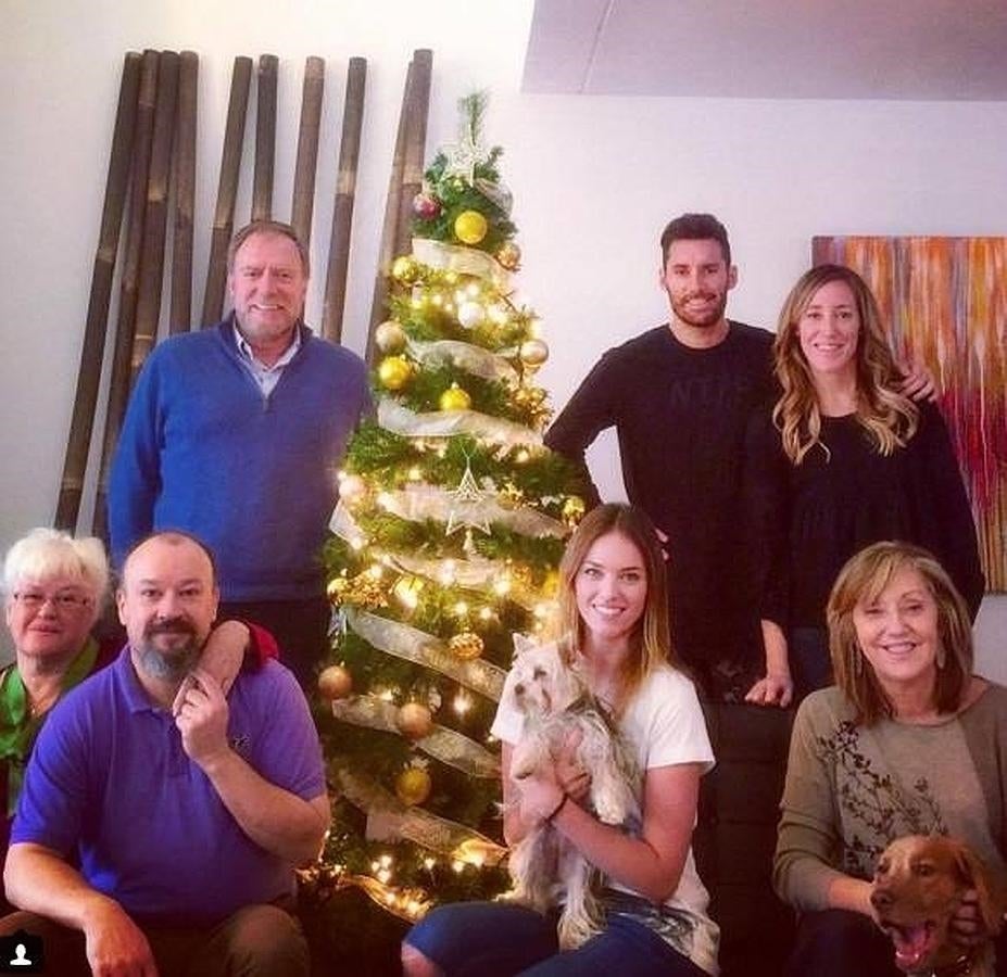 Su mujer, la modelo Helen Lindes, comparte una imagen de la familia unida celebrando el día de Reyes. 