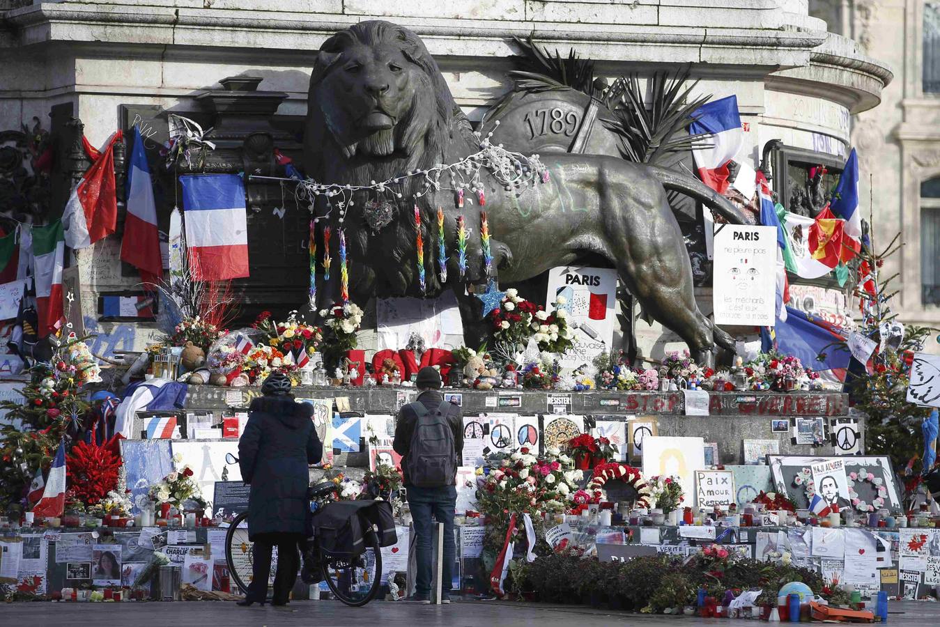 La Plaza de la República conmemora los atentados. 