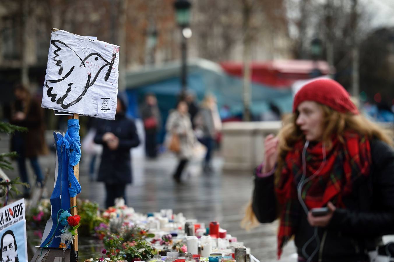 Una francesa conmemora el primer aniversario de las muertes de Charlie Hebdo. 