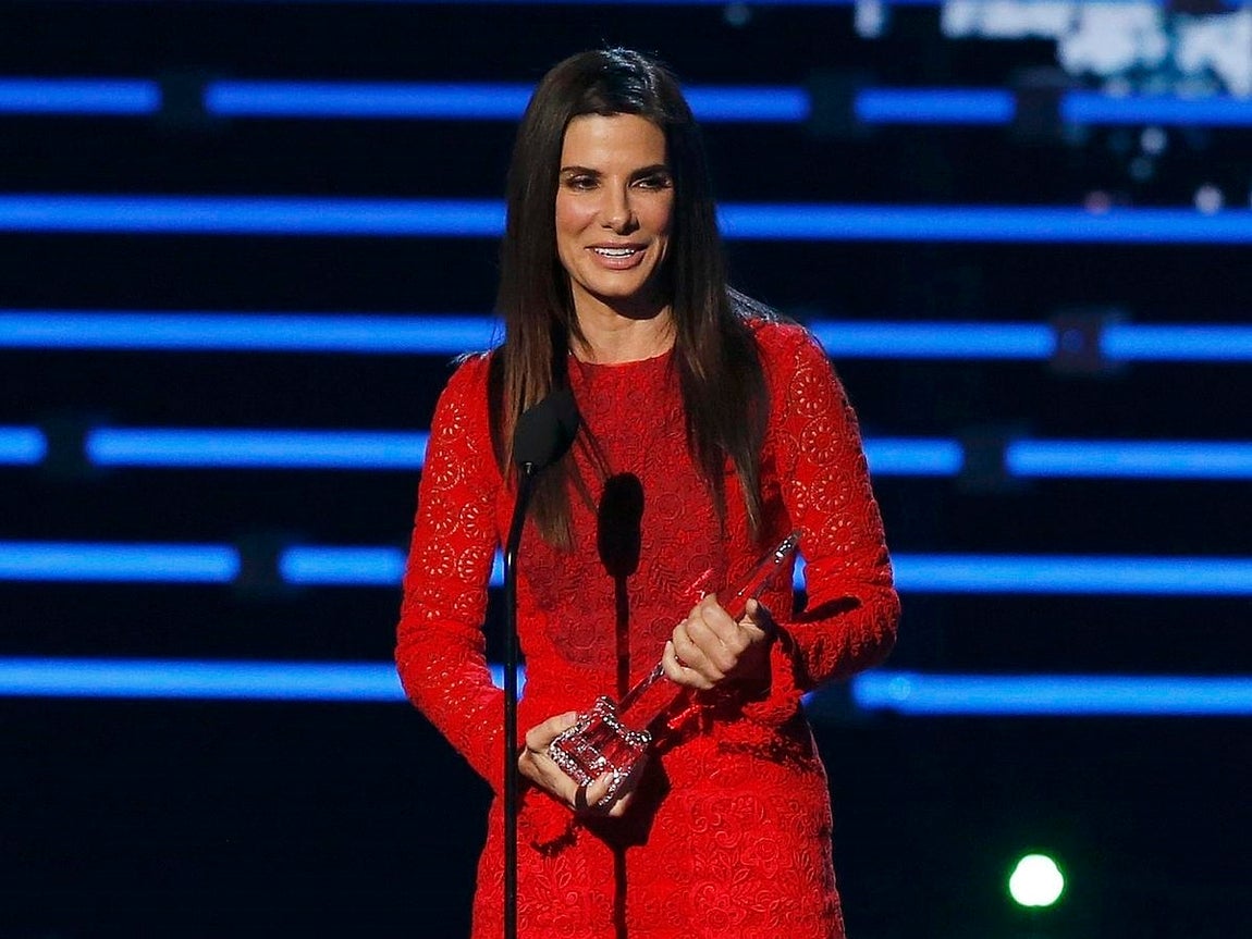 Sandra Bullock recoge el premio a la mejor actriz. 