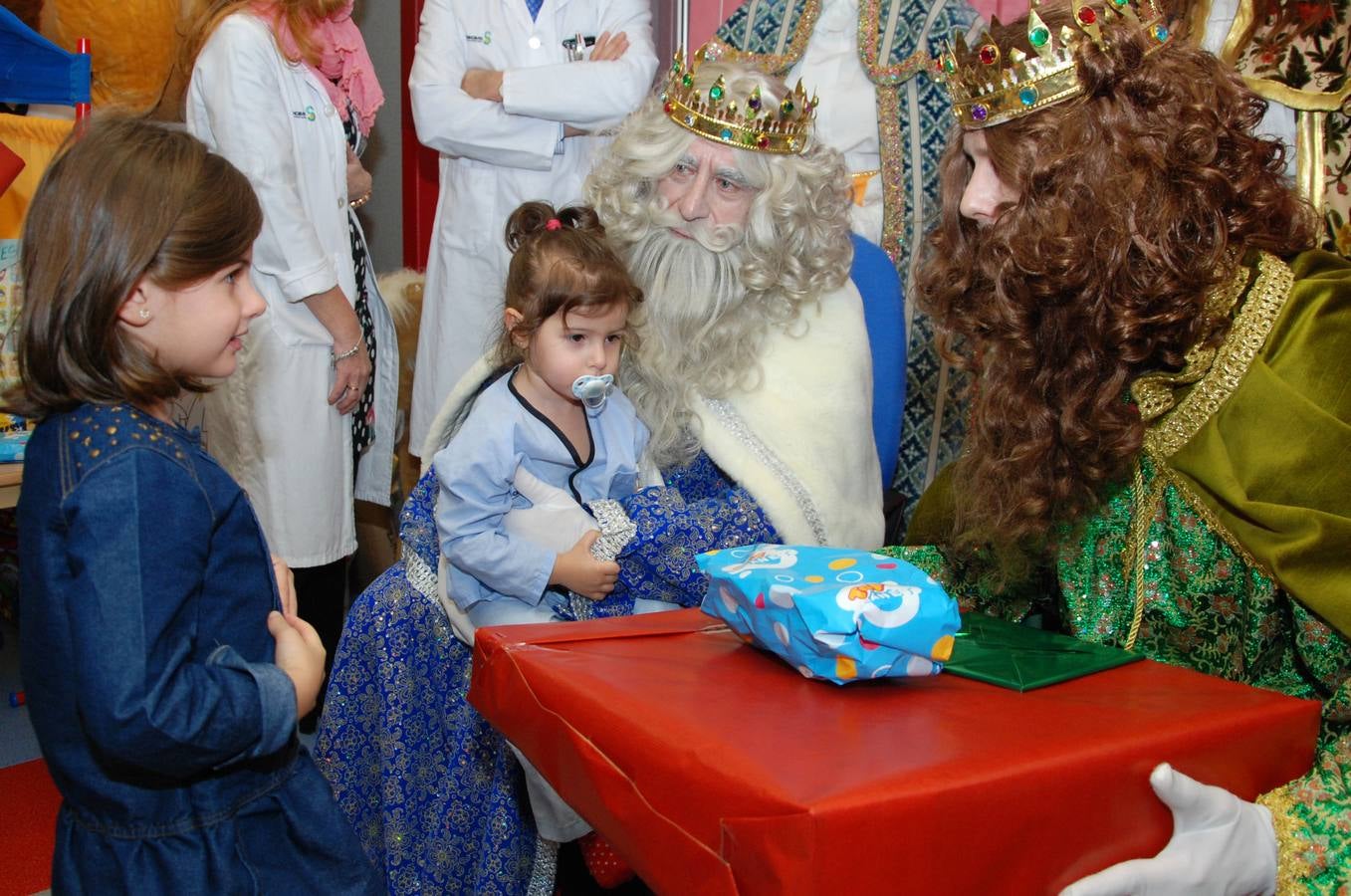 Los Reyes Magos visitan el hospital de Talavera